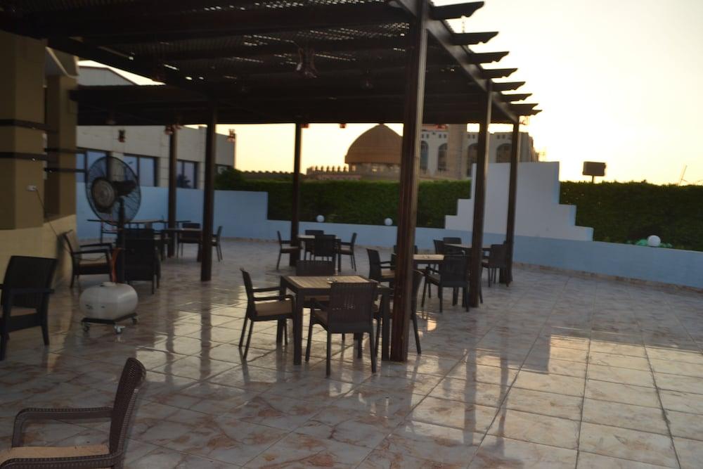 Green Desert Hotel
