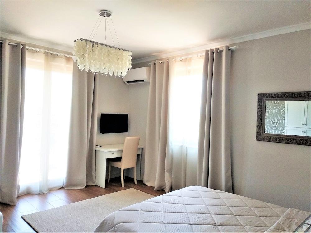 B&B Elena