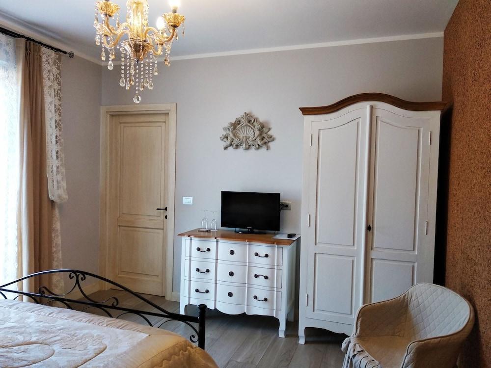 B&B Elena