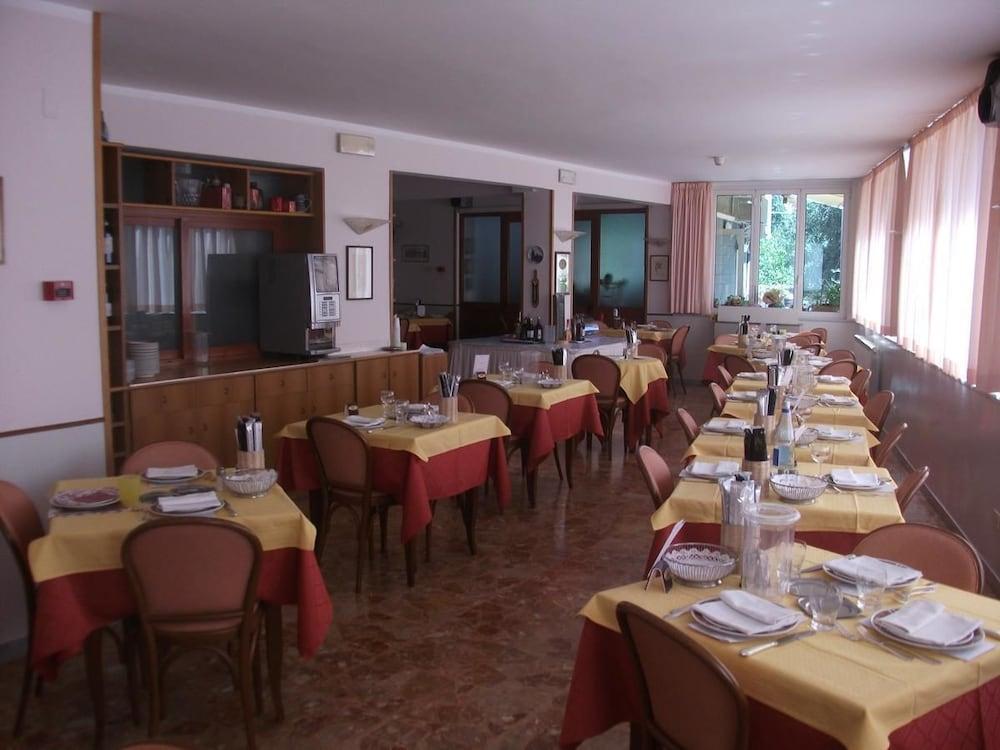 Hotel Tritone