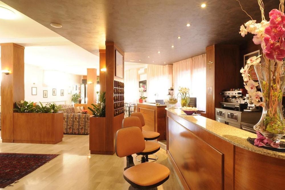 Hotel Tritone
