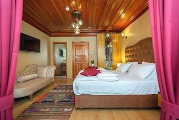 Wonder Wood Hotel