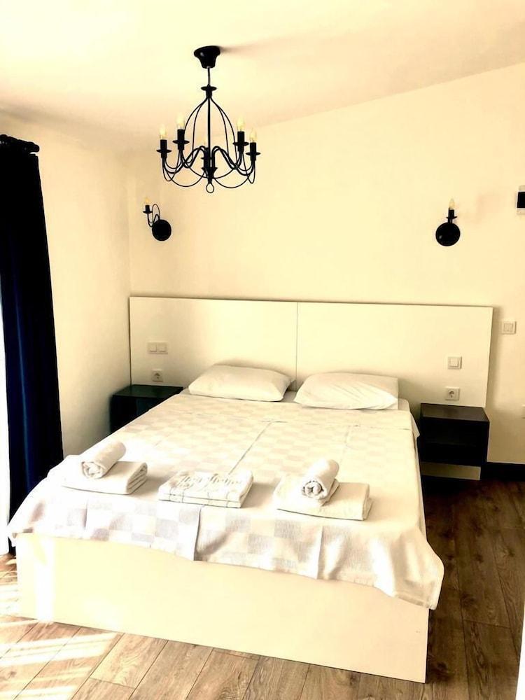 Victoria Hotel and Lounge