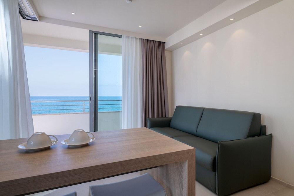 Palace Lido Hotel & Suites