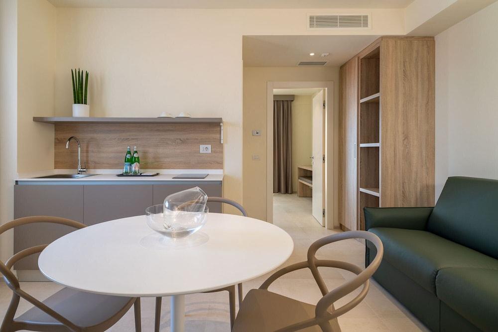 Palace Lido Hotel & Suites