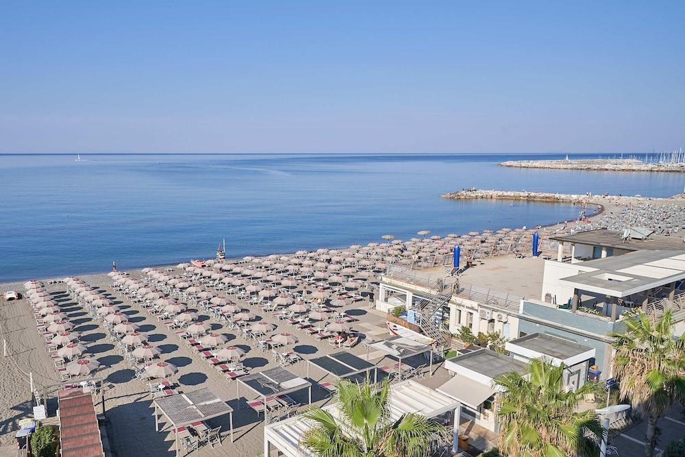 Palace Lido Hotel & Suites