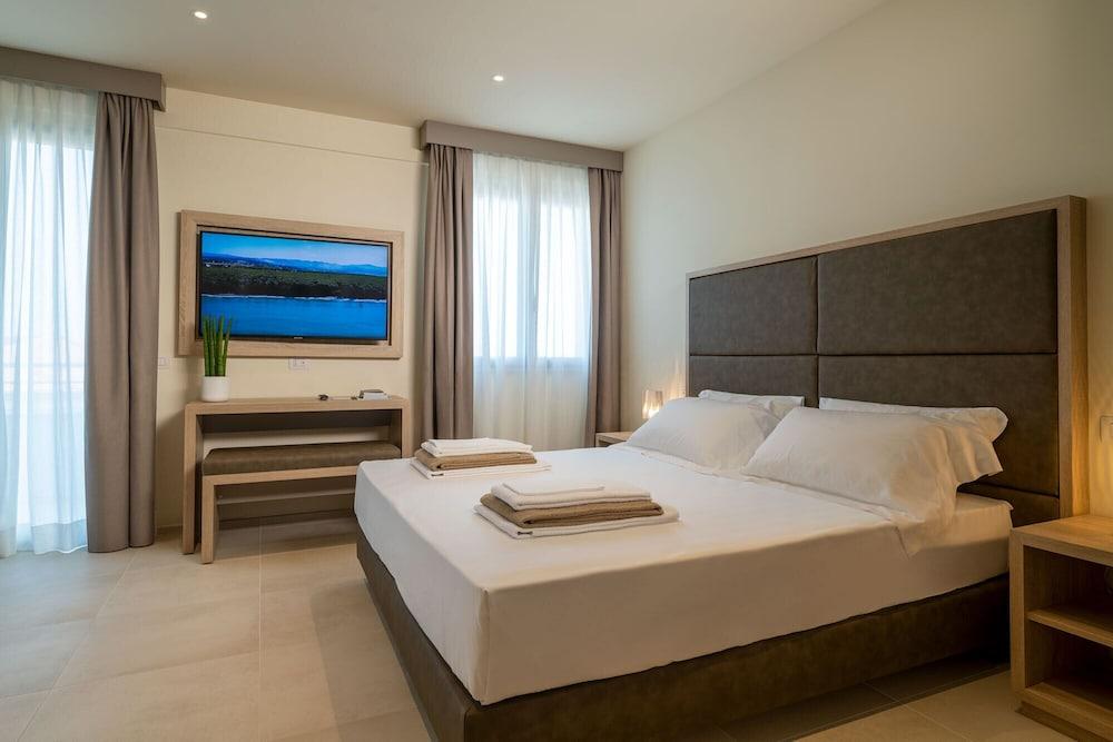 Palace Lido Hotel & Suites