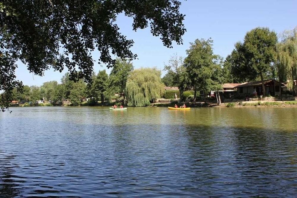 Les Lacs De Courtes