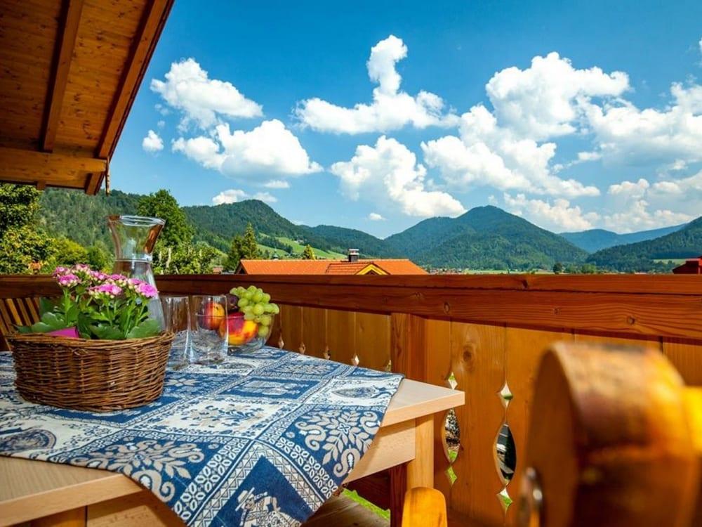 Chalet Unter Weissblauem Himmel
