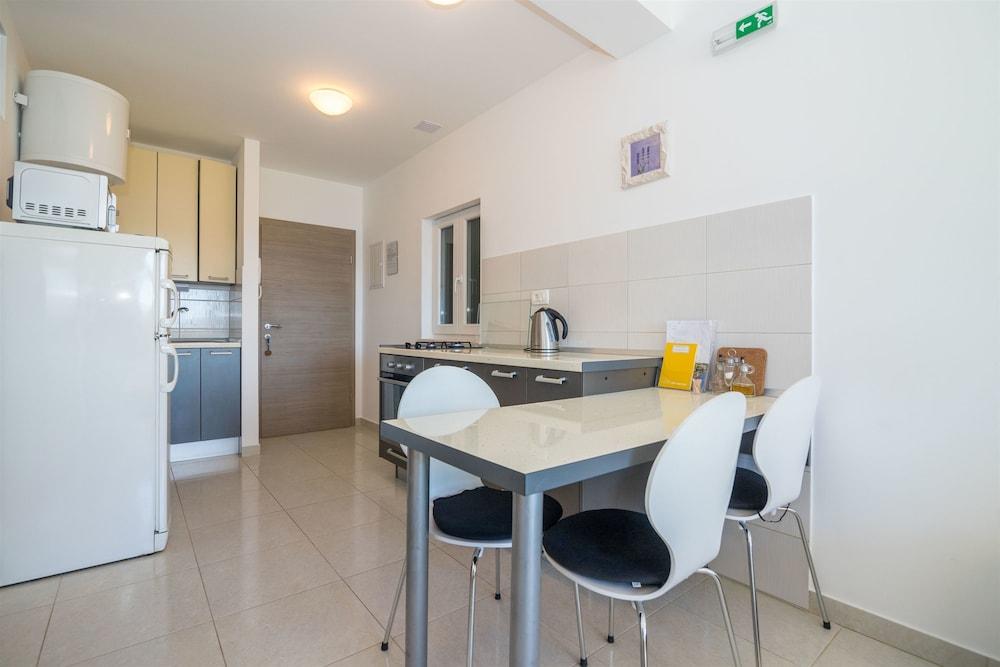 Apartments Djani