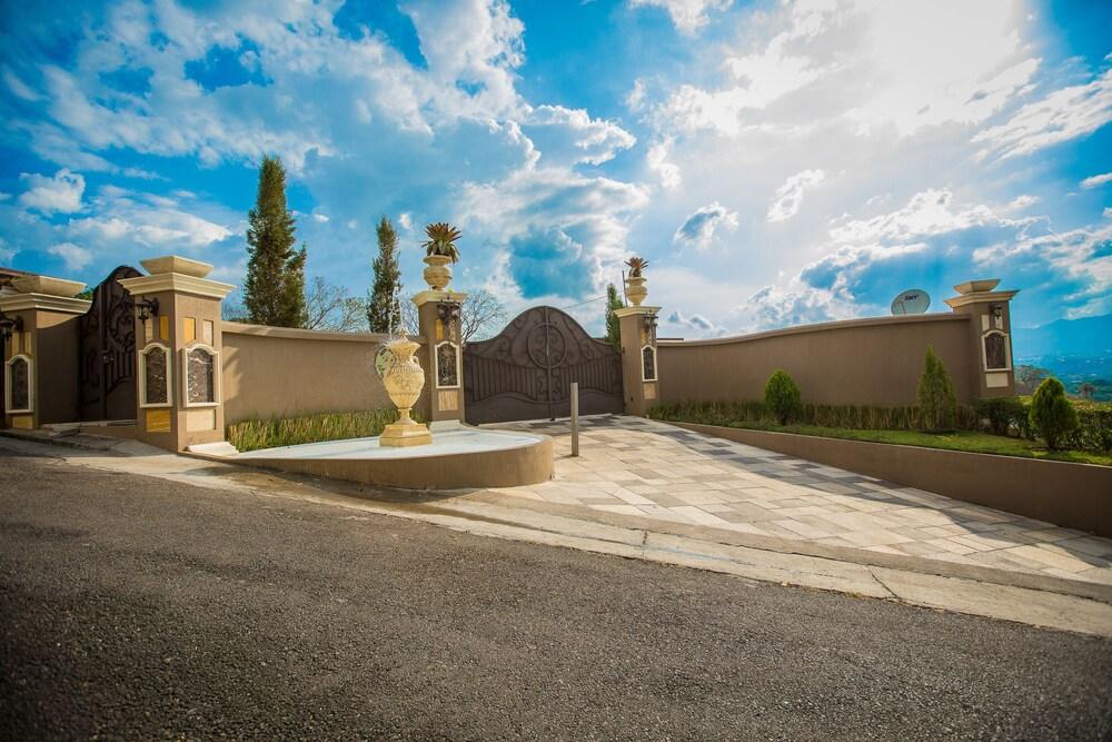 La Toscana Hills