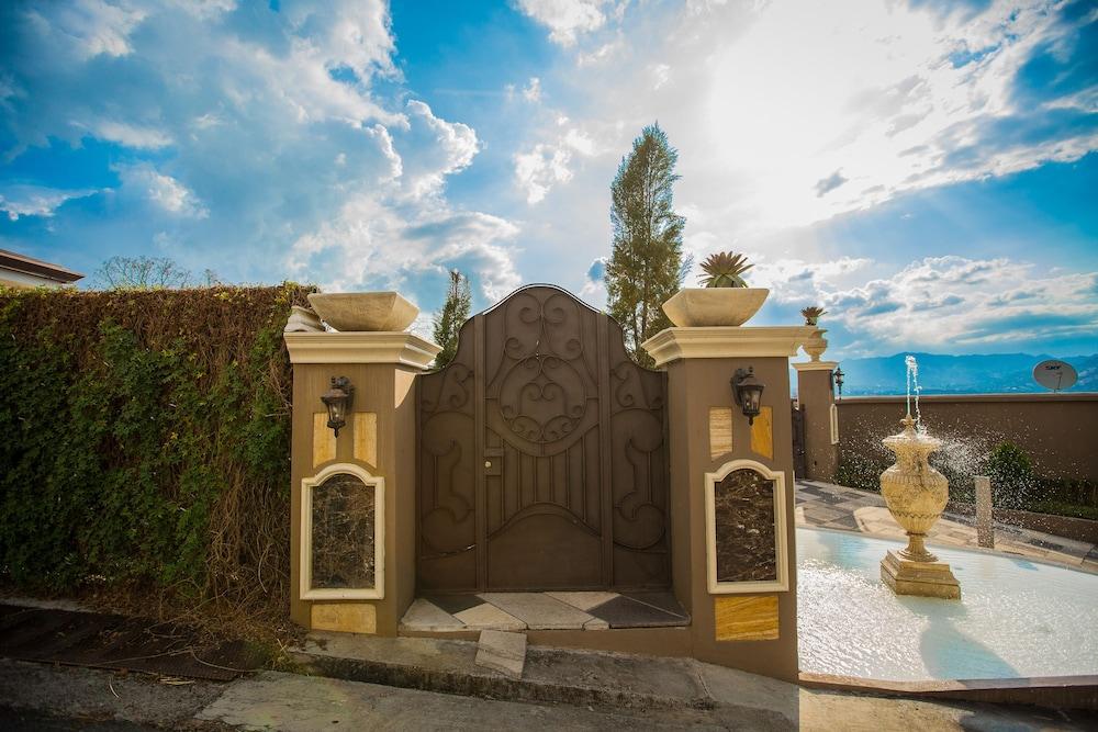La Toscana Hills