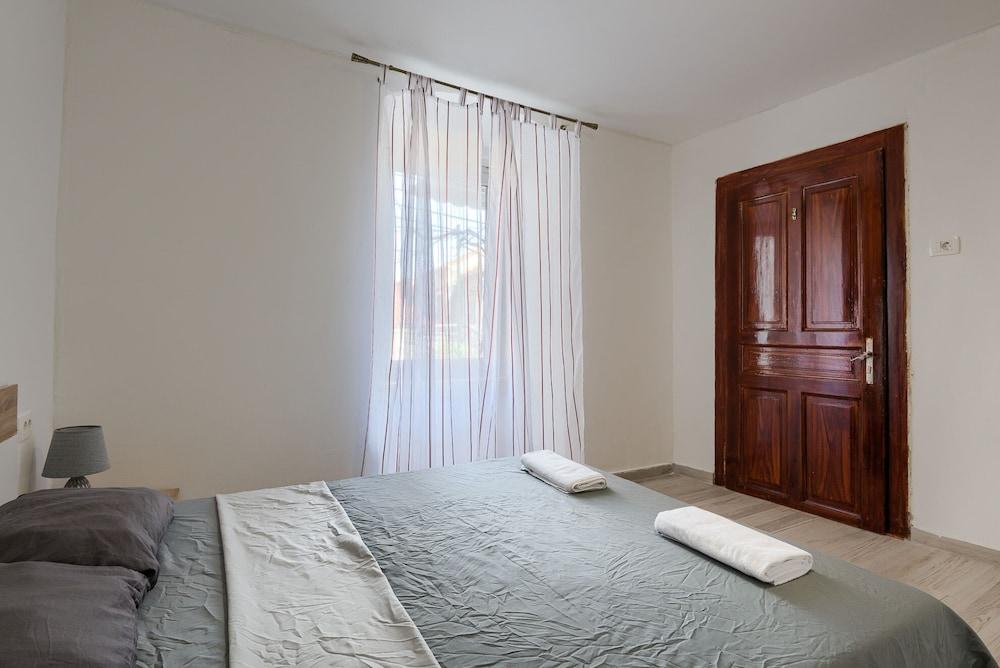 Andrea & Leon Apartments