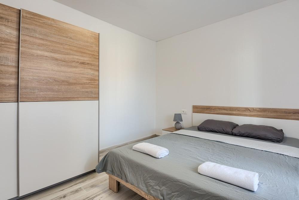 Andrea & Leon Apartments