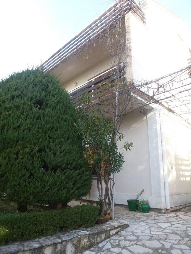 Barac Apartments