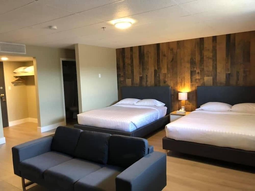 Camrose Le Chateau Hotel