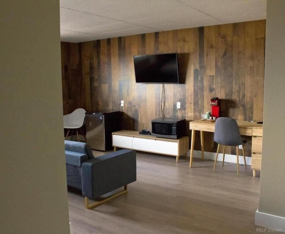 Camrose Le Chateau Hotel
