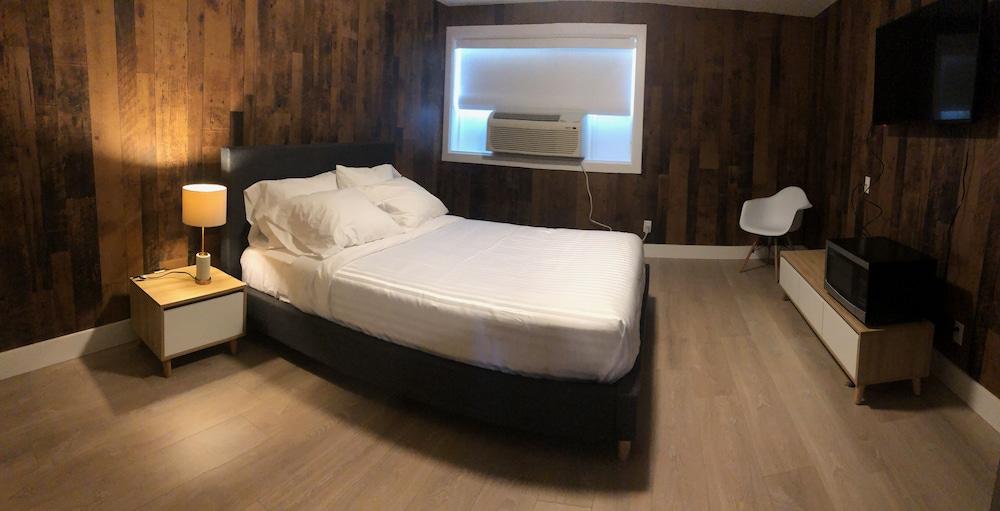 Camrose Le Chateau Hotel