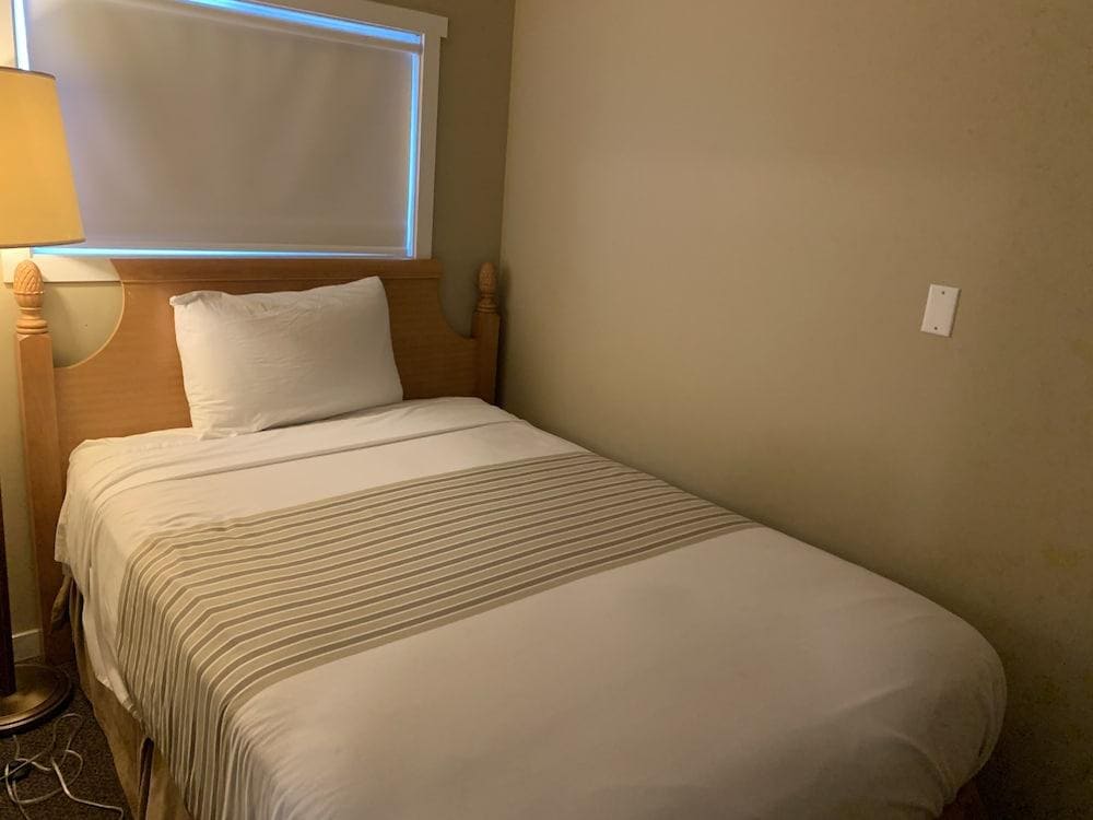 Elevate Rooms Okanagan Royal Park Inn