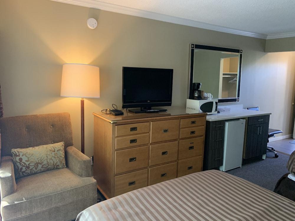 Elevate Rooms Okanagan Royal Park Inn
