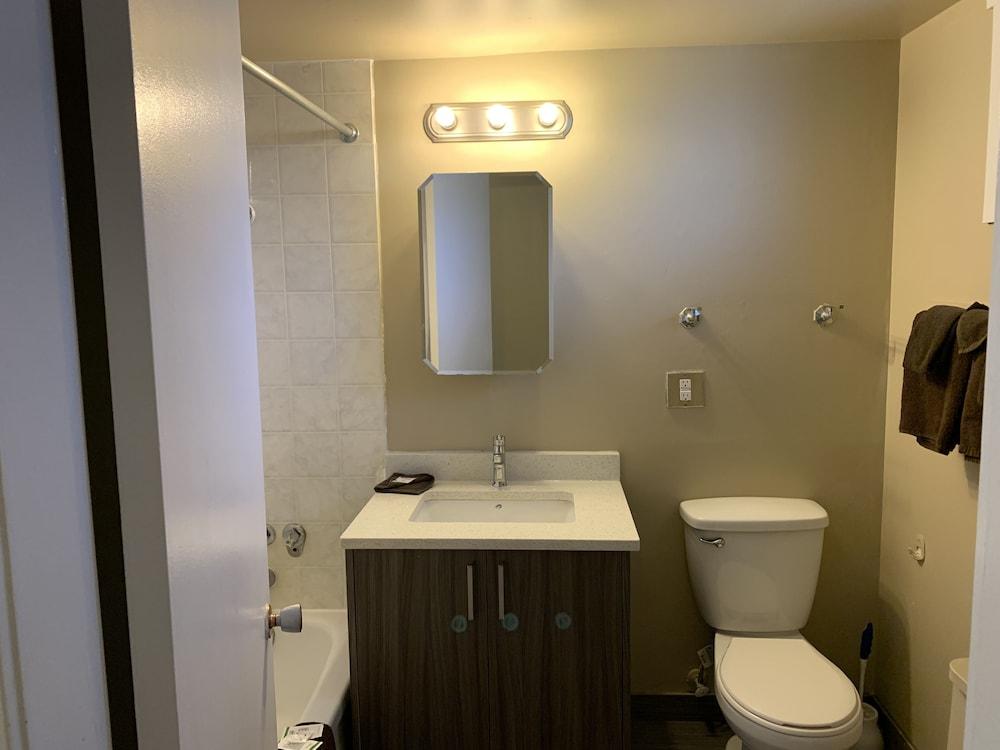 Elevate Rooms Okanagan Royal Park Inn