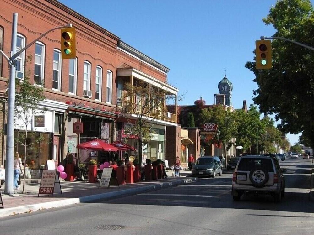 Esther's Place-Carleton Place Downtn Apartment