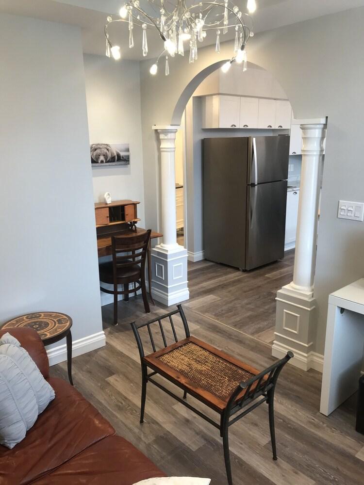 Esther's Place-Carleton Place Downtn Apartment