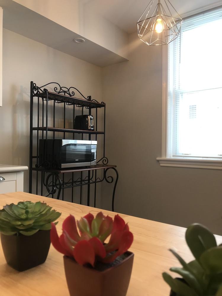 Esther's Place-Carleton Place Downtn Apartment