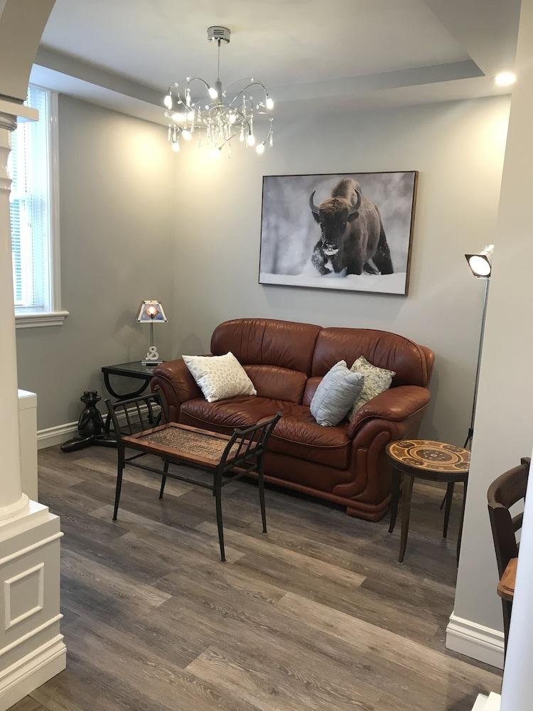 Esther's Place-Carleton Place Downtn Apartment