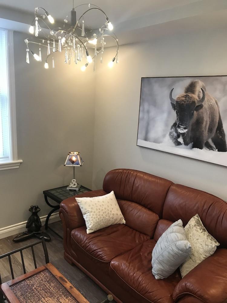 Esther's Place-Carleton Place Downtn Apartment