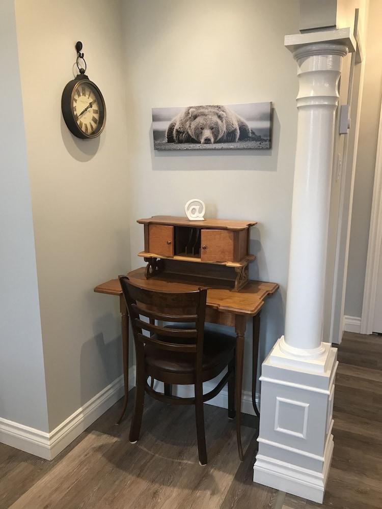 Esther's Place-Carleton Place Downtn Apartment