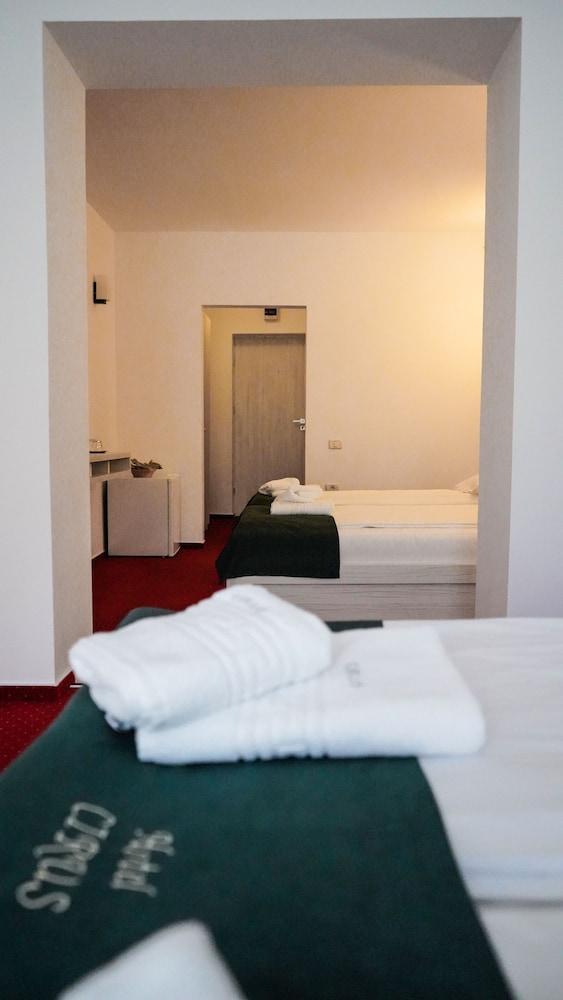 Hotel Cirus