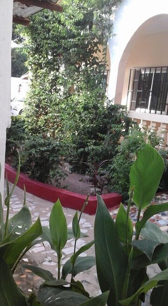 Lilis Apartments