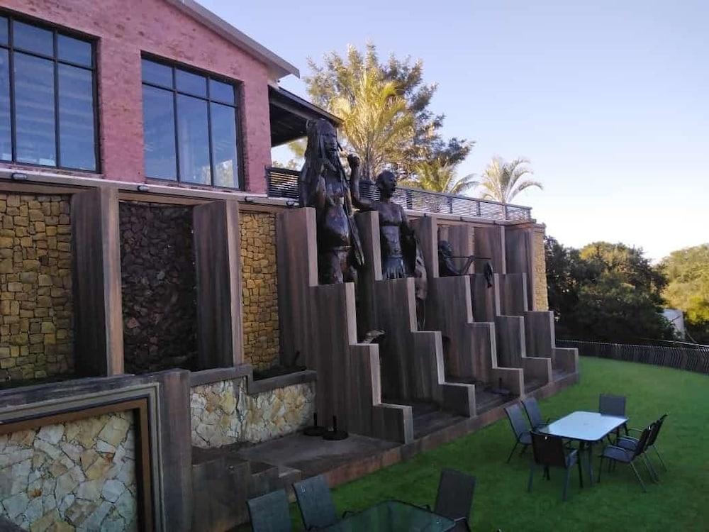 Kings Hotel And Gallery