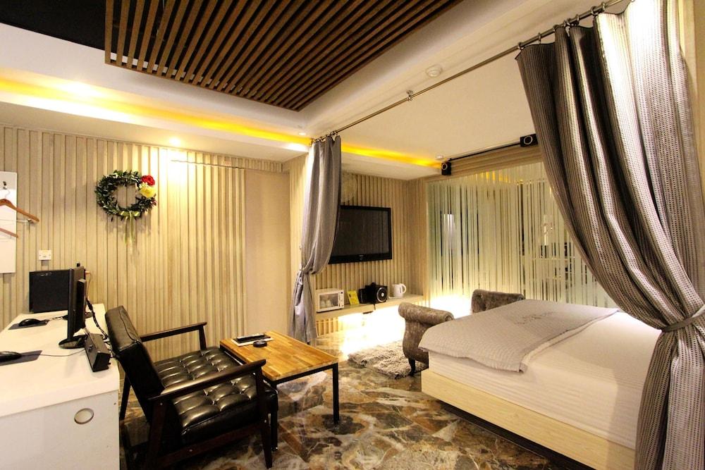 Hera Hotel