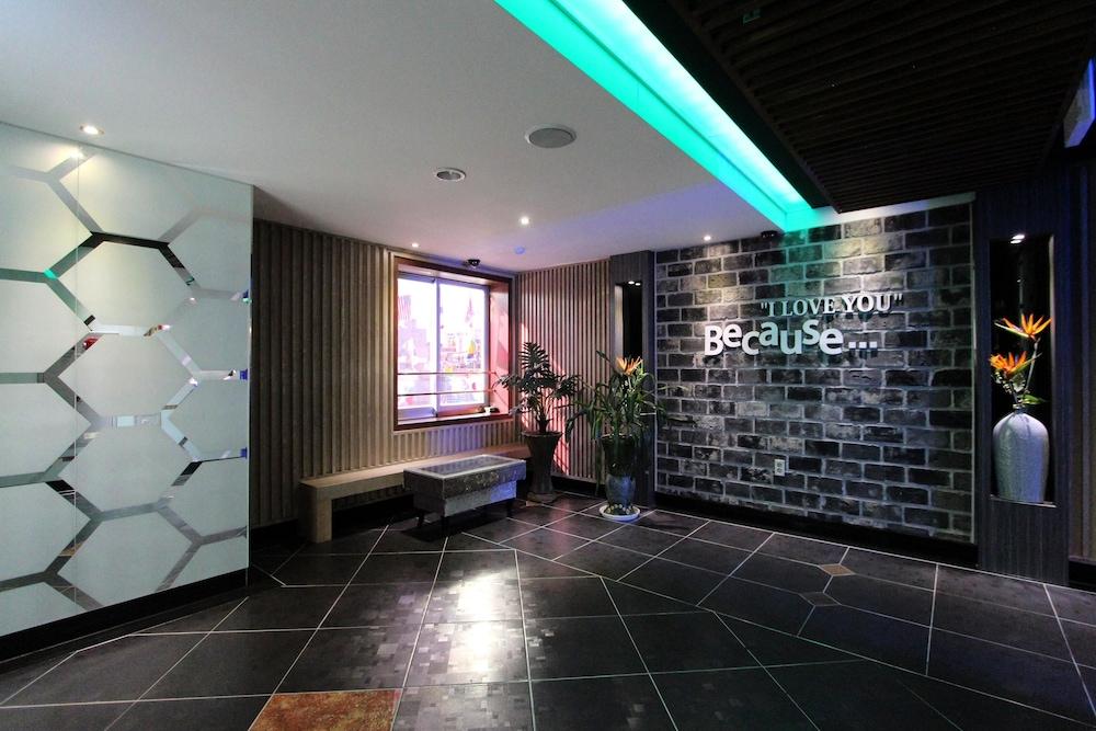 Hera Hotel