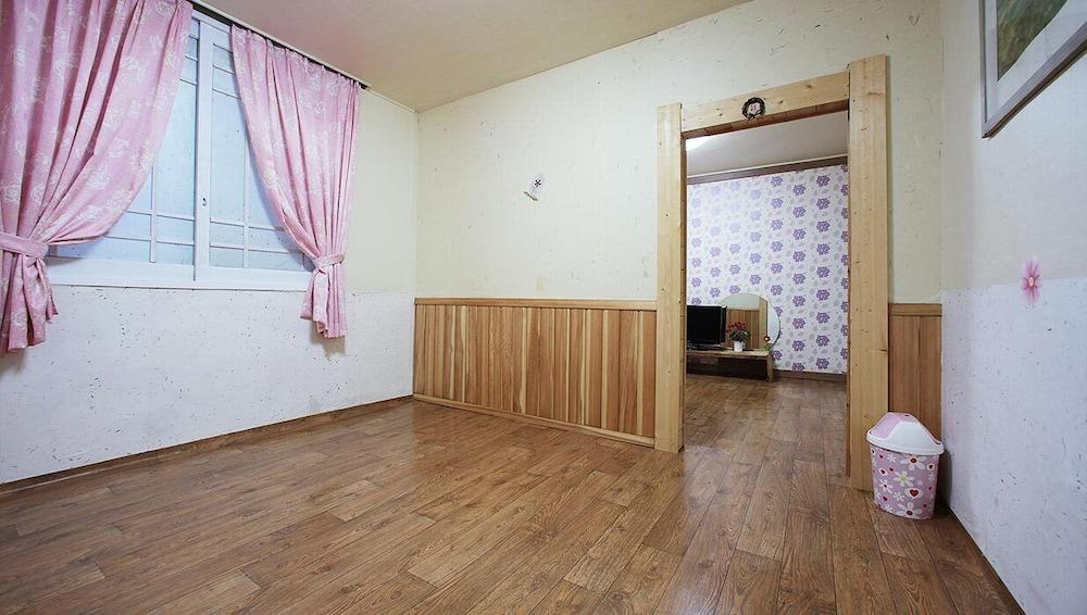 Muju Bakam Villa Pension