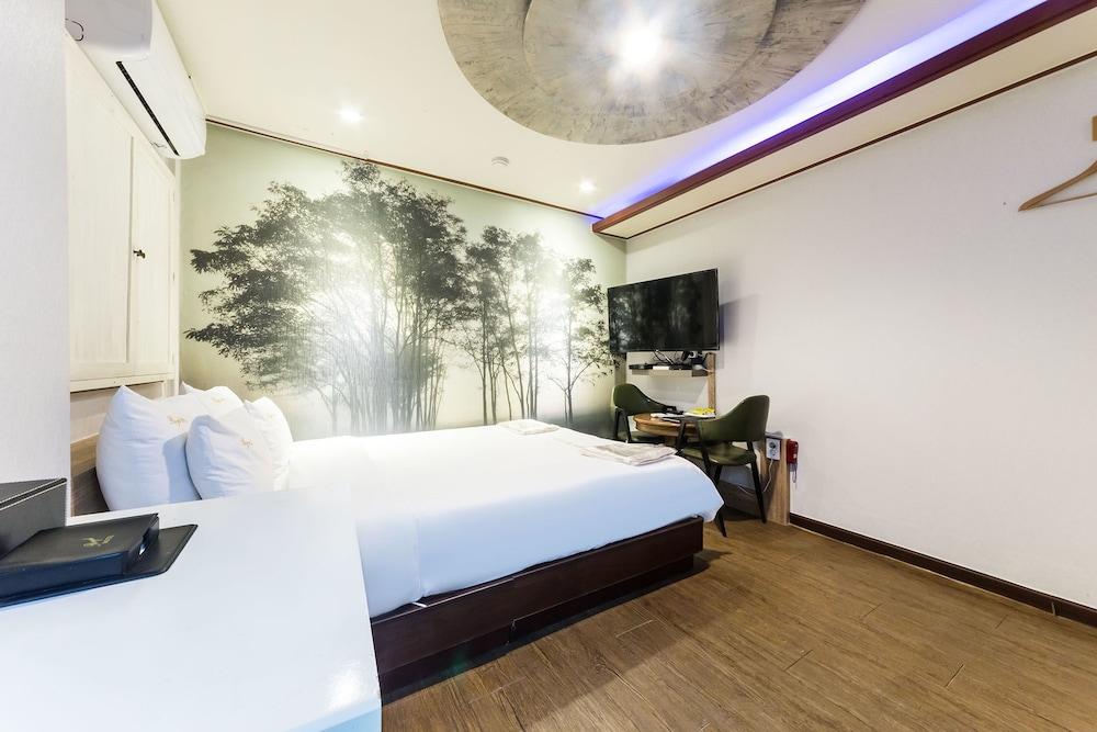 Pocheon Royal