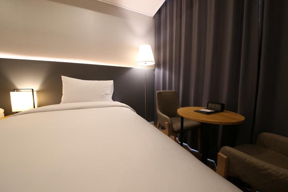 The Mains Hotel