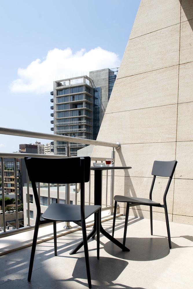 ZUR Studios & Suites