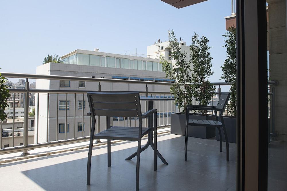 ZUR Studios & Suites