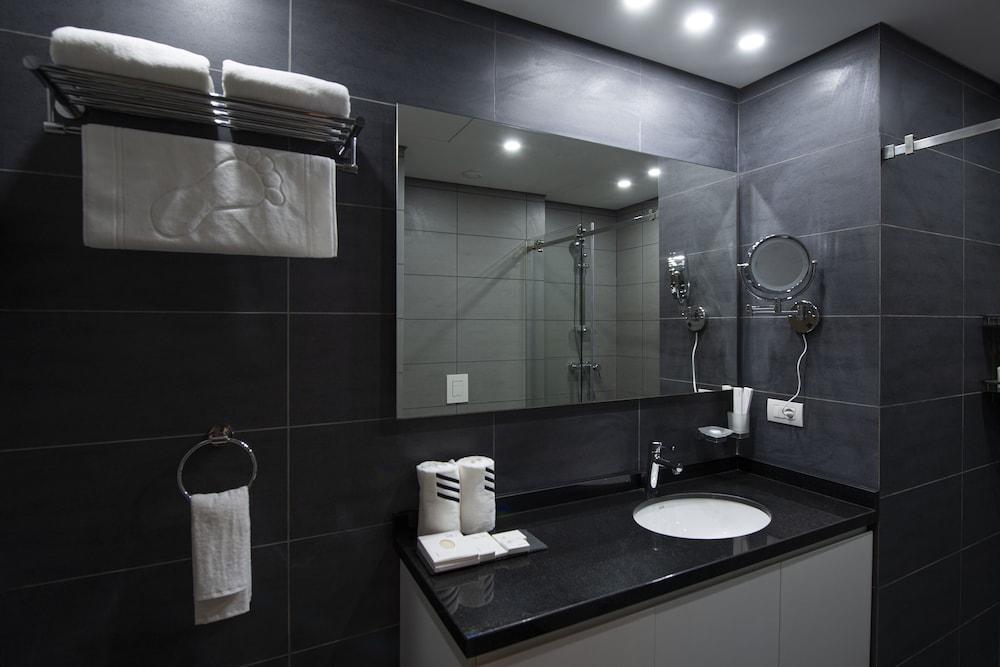 ZUR Studios & Suites