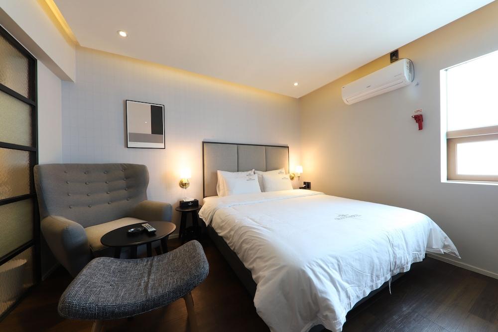 Gray 70 Hotel