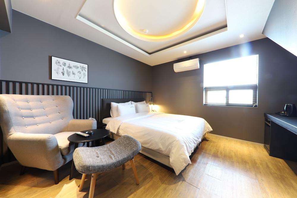 Gray 70 Hotel