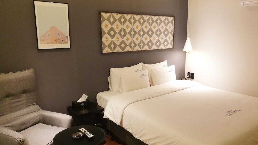 Gray 70 Hotel