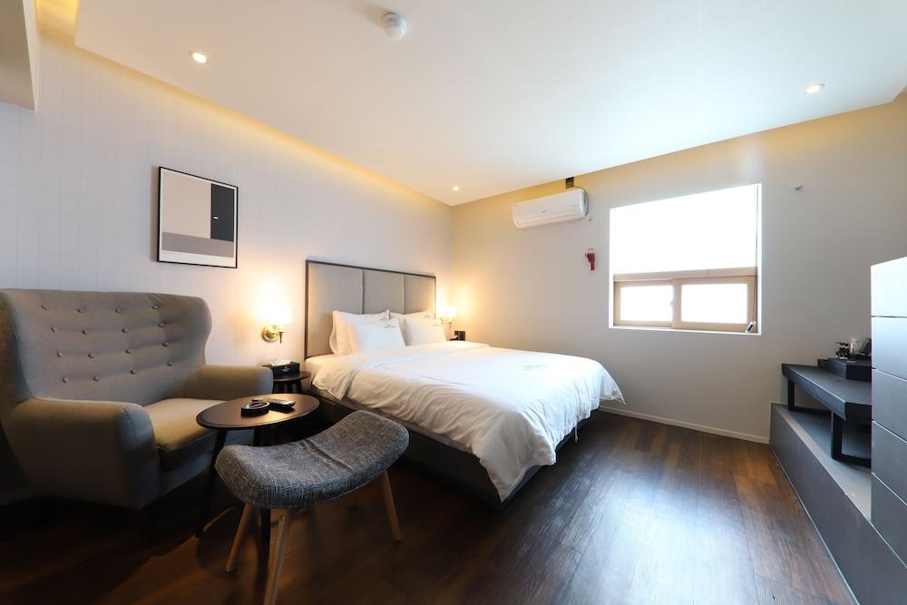 Gray 70 Hotel
