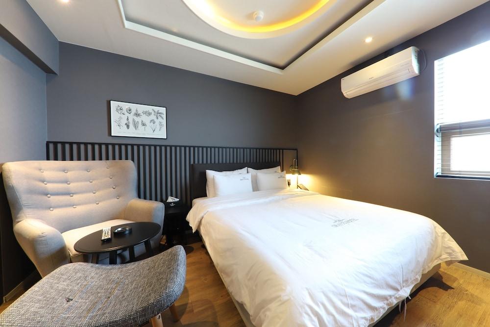 Gray 70 Hotel
