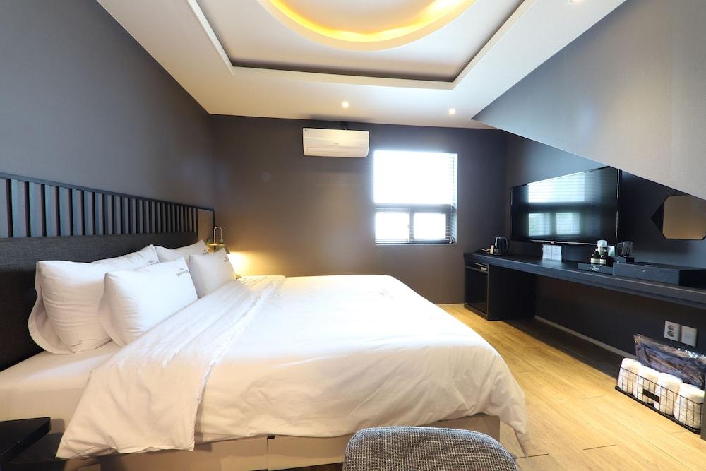 Gray 70 Hotel
