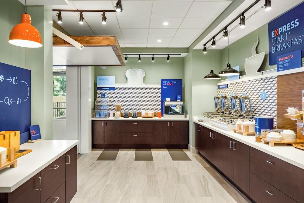 Holiday Inn Express & Suites Sanford