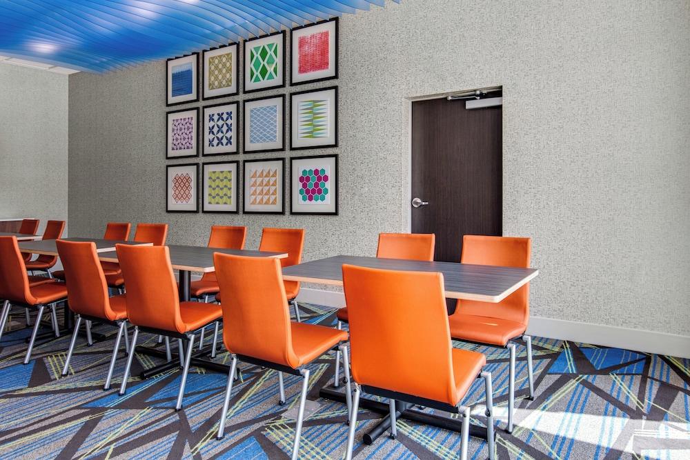 Holiday Inn Express & Suites Sanford